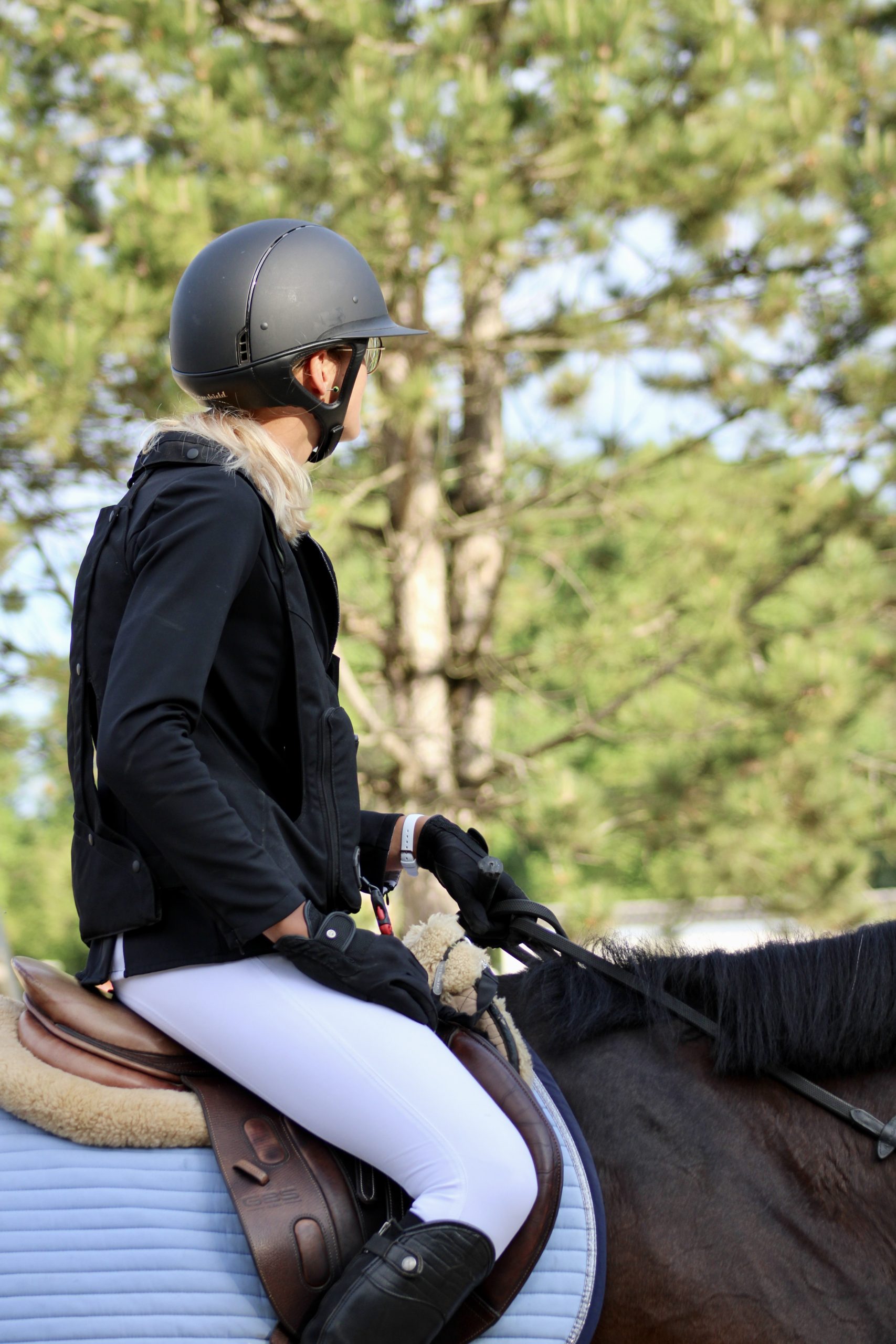 Chloé échangeant avec une cavalière